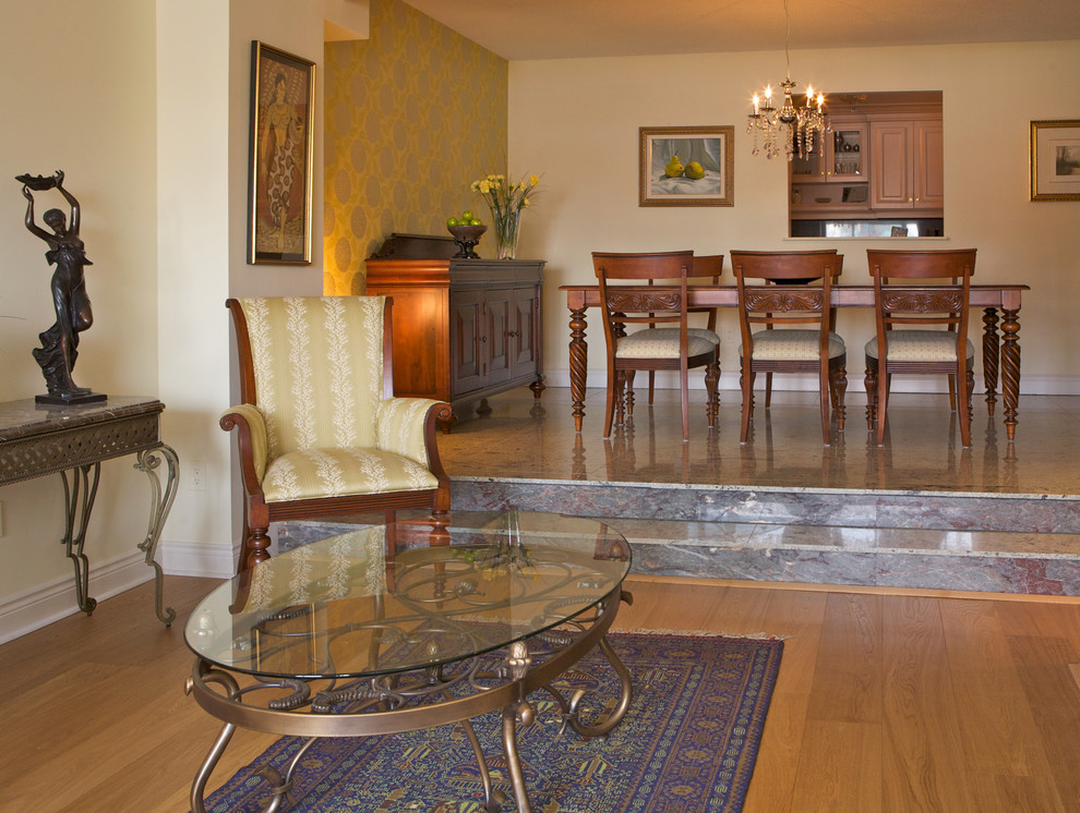 Imagen de comedor tradicional renovado grande abierto con paredes beige y suelo de madera clara