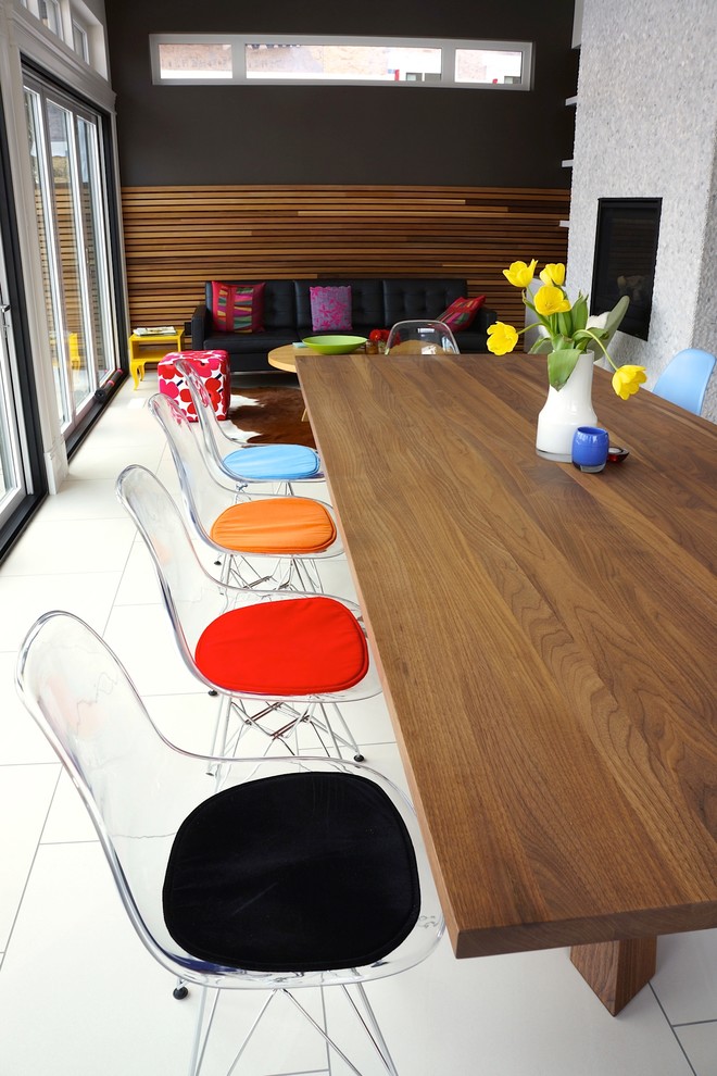 Ispirazione per una piccola sala da pranzo aperta verso il soggiorno minimalista con pareti grigie e pavimento con piastrelle in ceramica