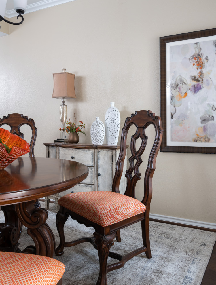 Foto di una piccola sala da pranzo tradizionale chiusa con pareti beige, parquet scuro, camino bifacciale, cornice del camino piastrellata e pavimento marrone