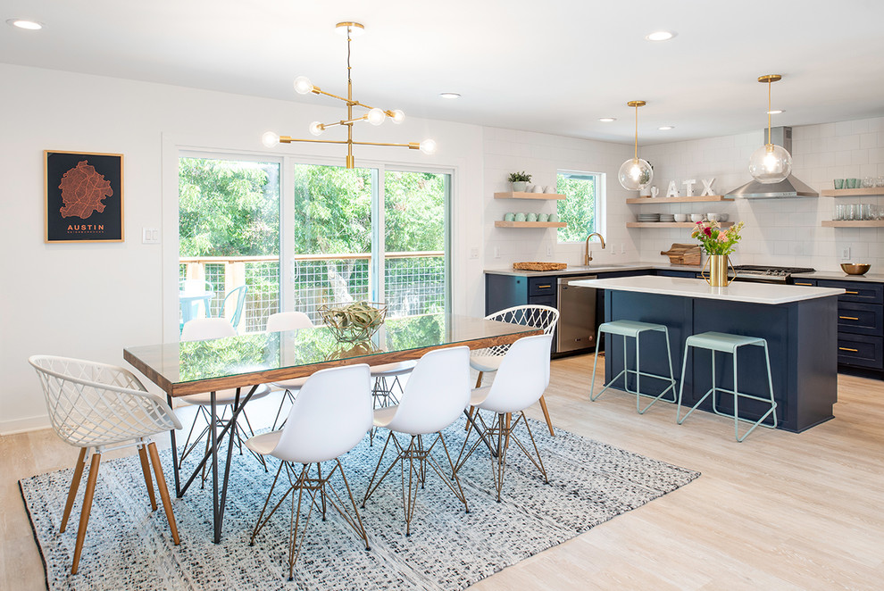 Immagine di una sala da pranzo aperta verso la cucina minimalista di medie dimensioni con pareti bianche, parquet chiaro, pavimento beige e nessun camino