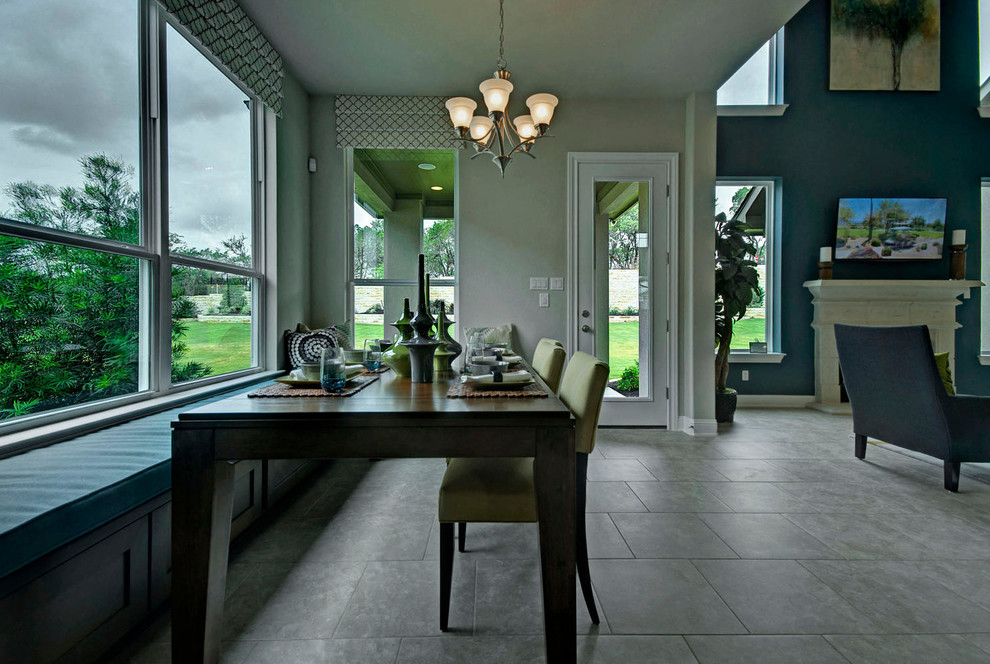 Exemple d'une salle à manger ouverte sur la cuisine chic de taille moyenne avec un mur gris, un sol en carrelage de porcelaine et aucune cheminée.