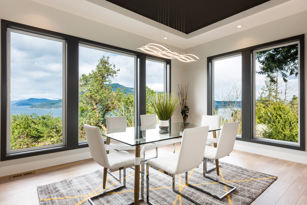 Modernes Esszimmer mit grauer Wandfarbe, hellem Holzboden und beigem Boden in Vancouver