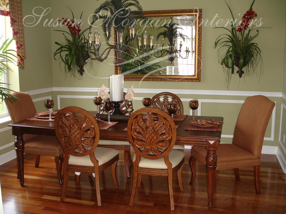 Idee per una sala da pranzo tropicale di medie dimensioni con pareti verdi e pavimento in legno massello medio