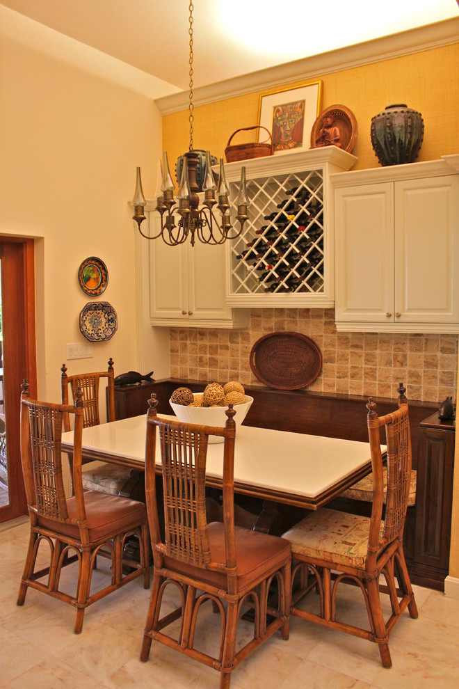 Exemple d'une salle à manger exotique avec un mur beige.