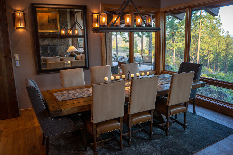 Idee per una sala da pranzo stile rurale di medie dimensioni con pareti marroni, pavimento in legno massello medio e pavimento marrone