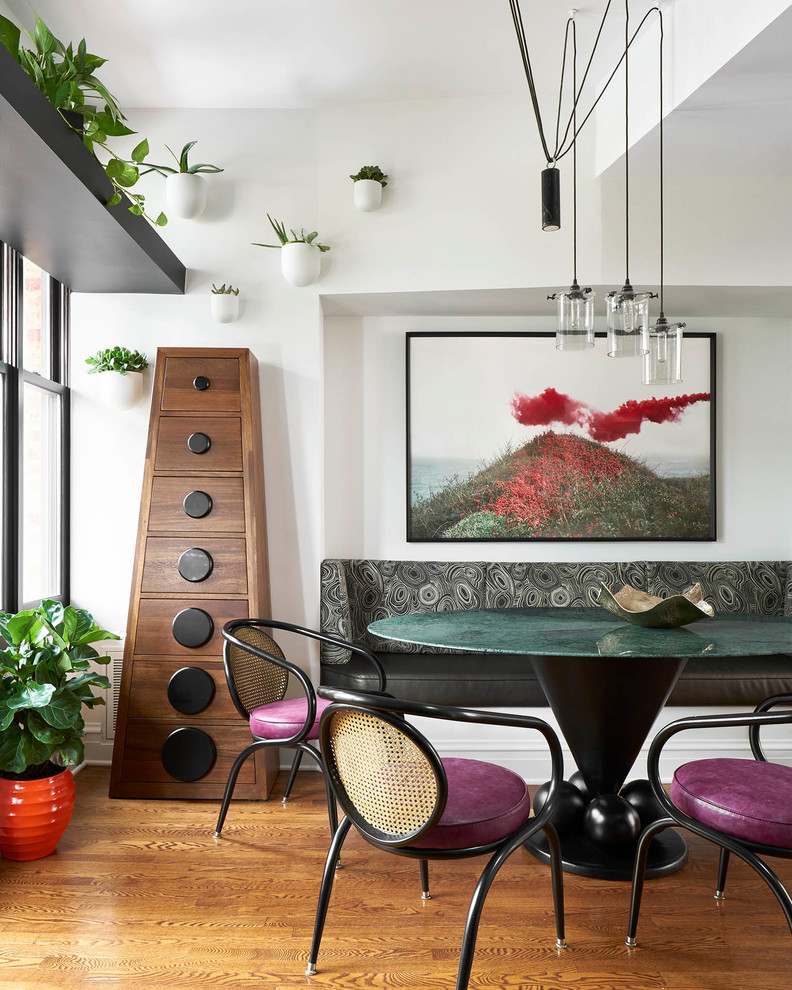 Mittelgroße Eklektische Wohnküche mit weißer Wandfarbe und braunem Holzboden in Chicago