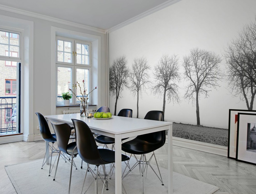 Mittelgroßes Nordisches Esszimmer ohne Kamin mit weißer Wandfarbe und hellem Holzboden in Göteborg