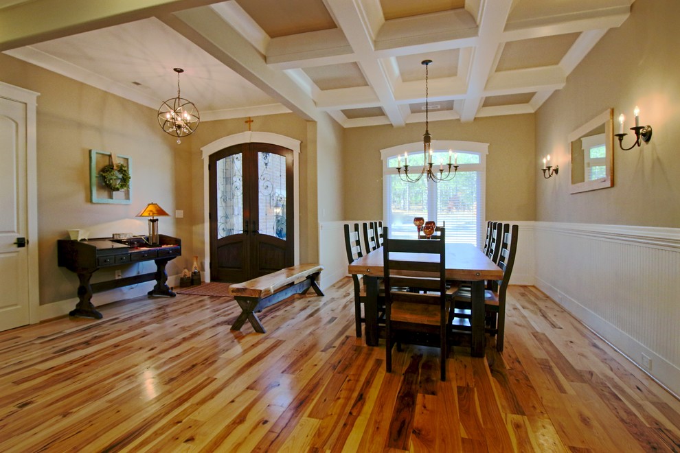 Exemple d'une salle à manger ouverte sur le salon chic de taille moyenne avec un mur beige, parquet clair, aucune cheminée et un sol beige.