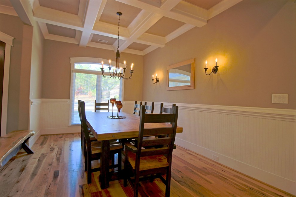 Réalisation d'une salle à manger ouverte sur le salon tradition de taille moyenne avec un mur beige, parquet clair, aucune cheminée et un sol beige.