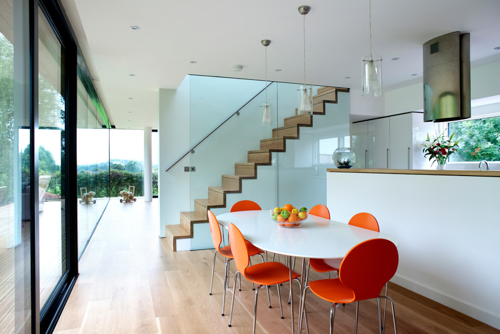 Свежая идея для дизайна: кухня-столовая среднего размера в современном стиле с белыми стенами, светлым паркетным полом и бежевым полом - отличное фото интерьера