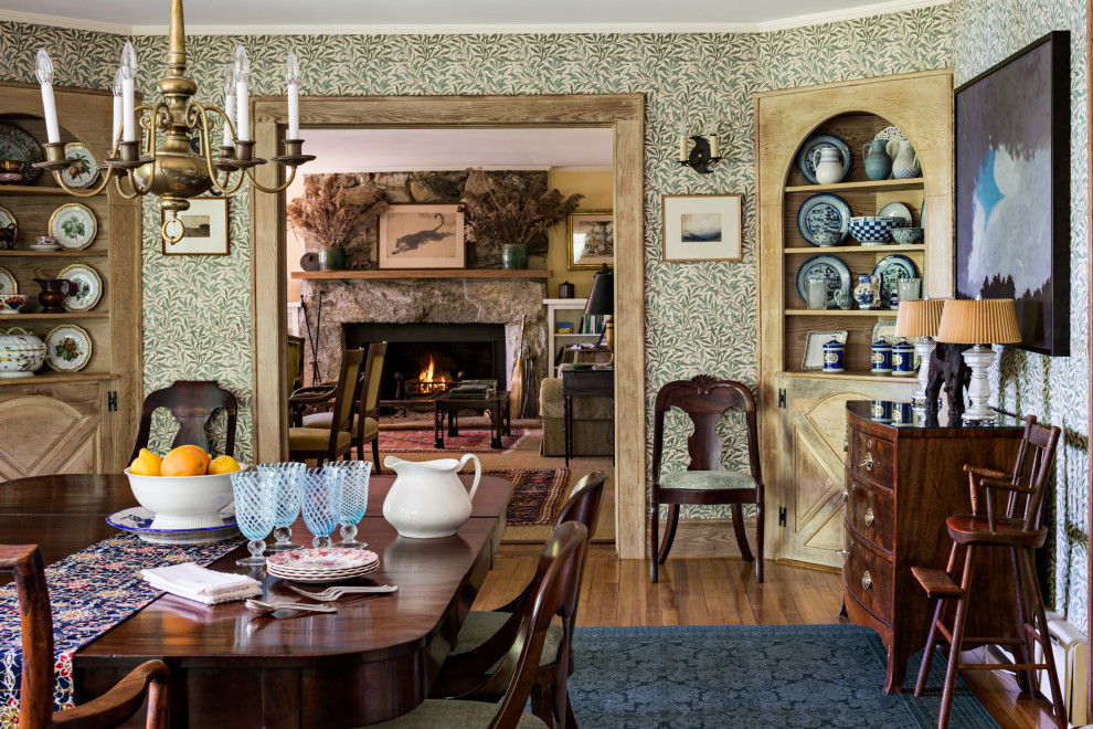 Esempio di una sala da pranzo stile rurale chiusa con pareti verdi, pavimento in legno massello medio e pavimento marrone