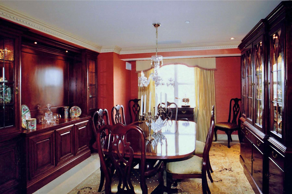 Aménagement d'une grande salle à manger classique fermée avec un mur rouge, un sol en calcaire et un sol beige.