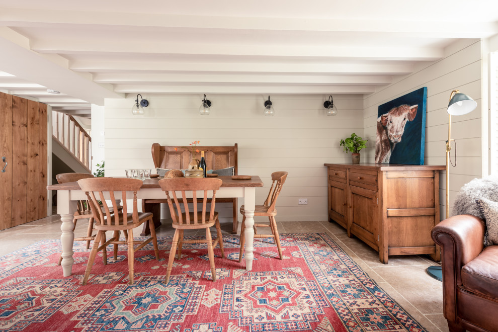 Imagen de comedor de cocina de estilo de casa de campo de tamaño medio con paredes beige, suelo de baldosas de porcelana y suelo marrón