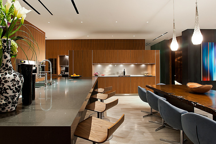 Idee per una sala da pranzo aperta verso la cucina moderna di medie dimensioni con pareti marroni, nessun camino e pavimento in vinile