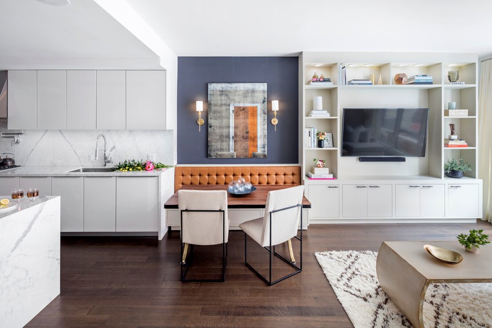 Idée de décoration pour une salle à manger ouverte sur le salon tradition de taille moyenne avec un mur bleu, parquet foncé, aucune cheminée et un sol marron.