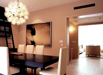 Idee per una sala da pranzo aperta verso la cucina design di medie dimensioni con pareti arancioni e pavimento con piastrelle in ceramica