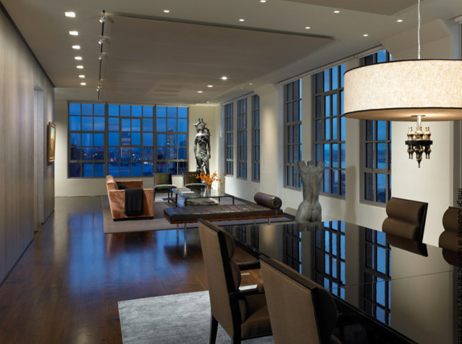 Offenes, Großes Modernes Esszimmer ohne Kamin mit beiger Wandfarbe, dunklem Holzboden und braunem Boden in New York