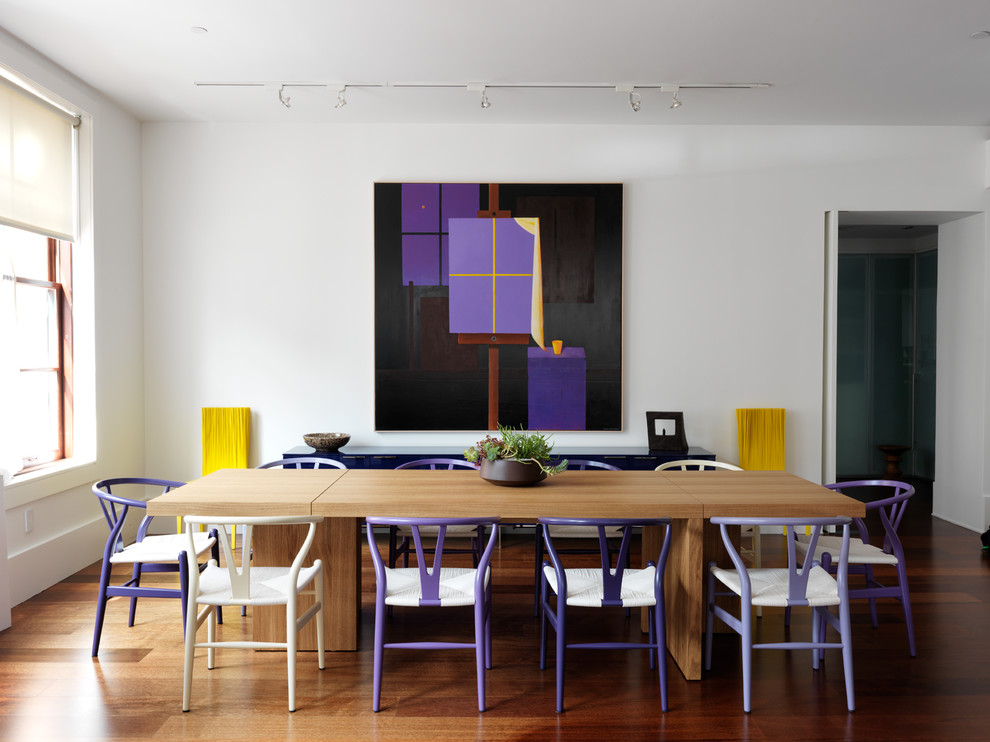Imagen de comedor contemporáneo grande con paredes blancas y suelo de madera en tonos medios