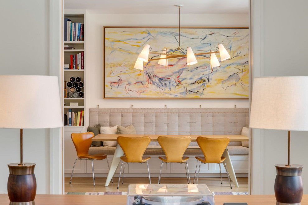 Idées déco pour une salle à manger classique avec une banquette d'angle, un mur blanc, un sol en bois brun et un sol beige.