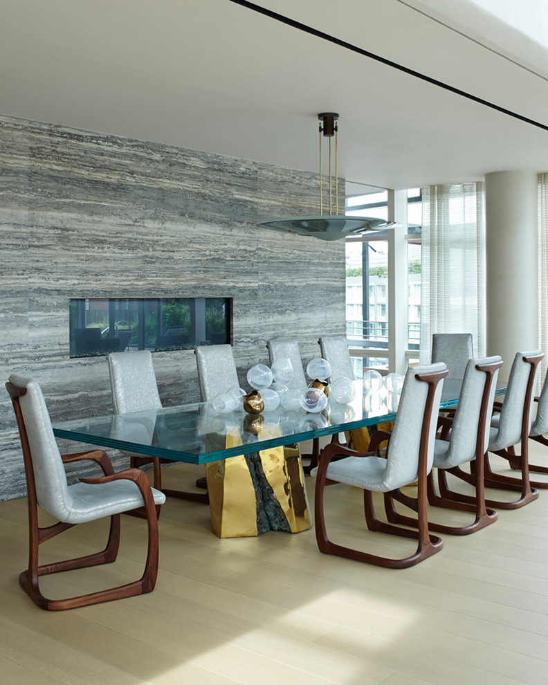 Пример оригинального дизайна: гостиная-столовая в современном стиле с разноцветными стенами, горизонтальным камином, фасадом камина из камня и бежевым полом