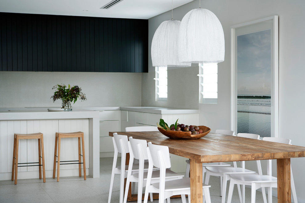 Идея дизайна: большая гостиная-столовая в стиле модернизм с белыми стенами, полом из керамогранита и серым полом