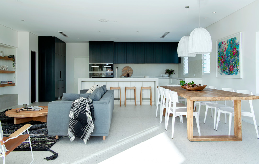 Свежая идея для дизайна: большая гостиная-столовая в морском стиле с серыми стенами и белым полом - отличное фото интерьера