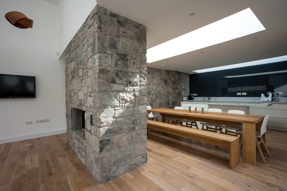 Idéer för ett medelhavsstil kök med matplats, med vita väggar och mellanmörkt trägolv