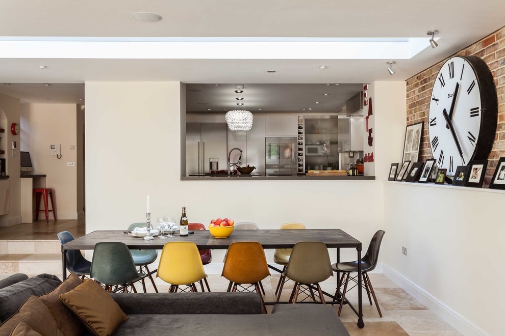 Idee per una sala da pranzo aperta verso il soggiorno contemporanea con pareti bianche e pavimento in pietra calcarea