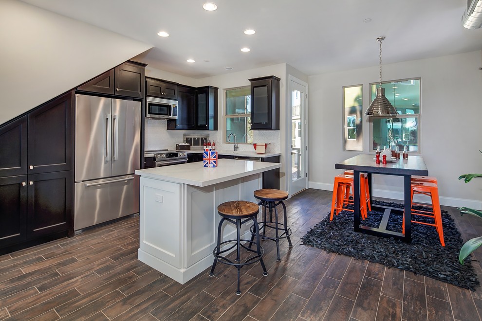 Mittelgroße Moderne Wohnküche mit grauer Wandfarbe, Keramikboden und Kaminumrandung aus Backstein in Phoenix