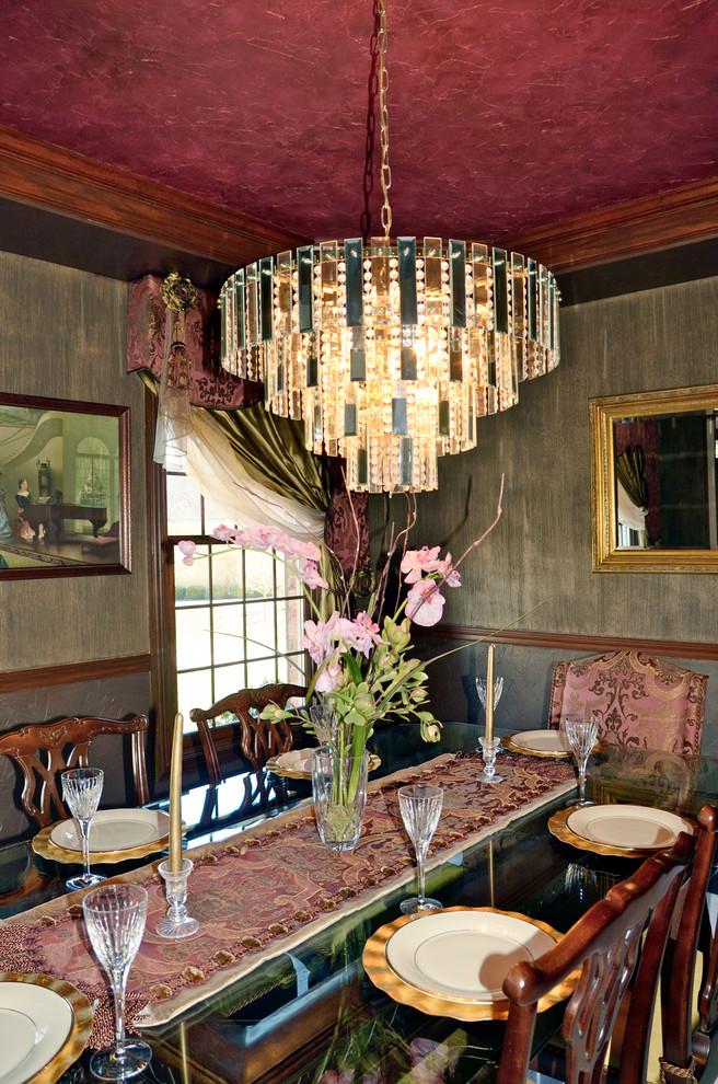 Example of a classic dining room design in Cincinnati