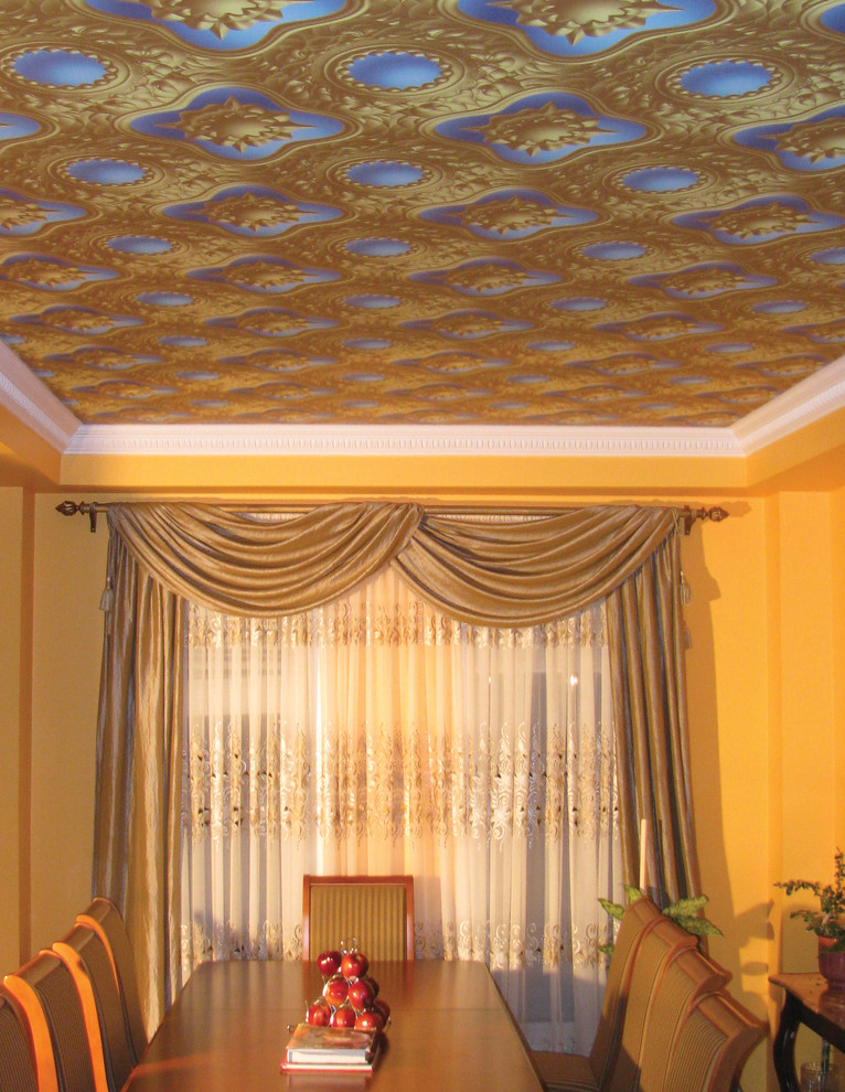 Immagine di una sala da pranzo aperta verso il soggiorno minimal di medie dimensioni con pareti gialle e pavimento in legno massello medio