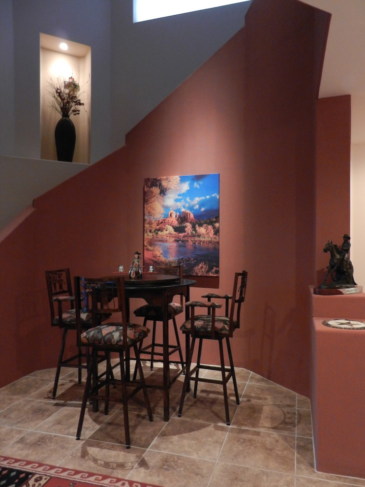 Ispirazione per una sala da pranzo stile rurale con pareti rosse e pavimento in gres porcellanato