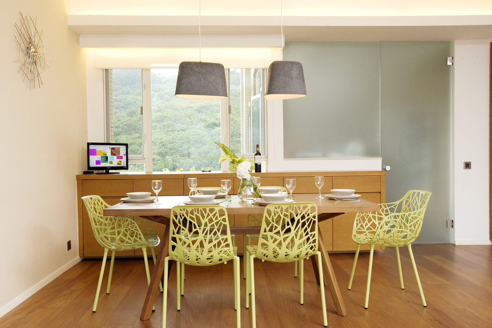 Idées déco pour une salle à manger exotique avec un mur blanc.