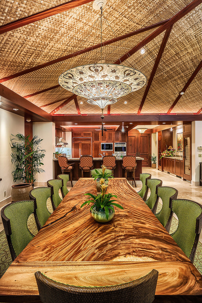 Foto di una grande sala da pranzo aperta verso la cucina tropicale con pareti beige, pavimento con piastrelle in ceramica e pavimento beige