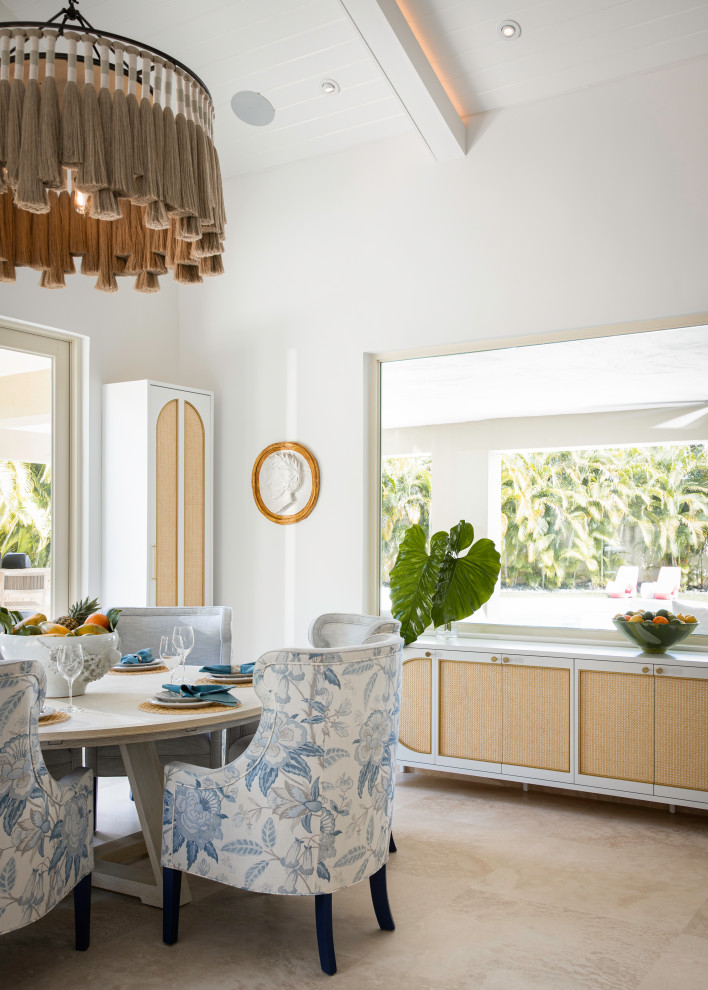 Стильный дизайн: гостиная-столовая в морском стиле с белыми стенами и бежевым полом без камина - последний тренд