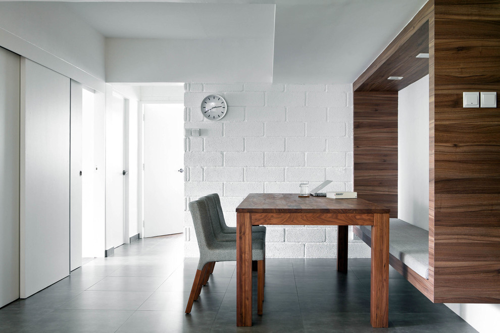 Cette image montre une salle à manger design avec un mur blanc et un sol gris.
