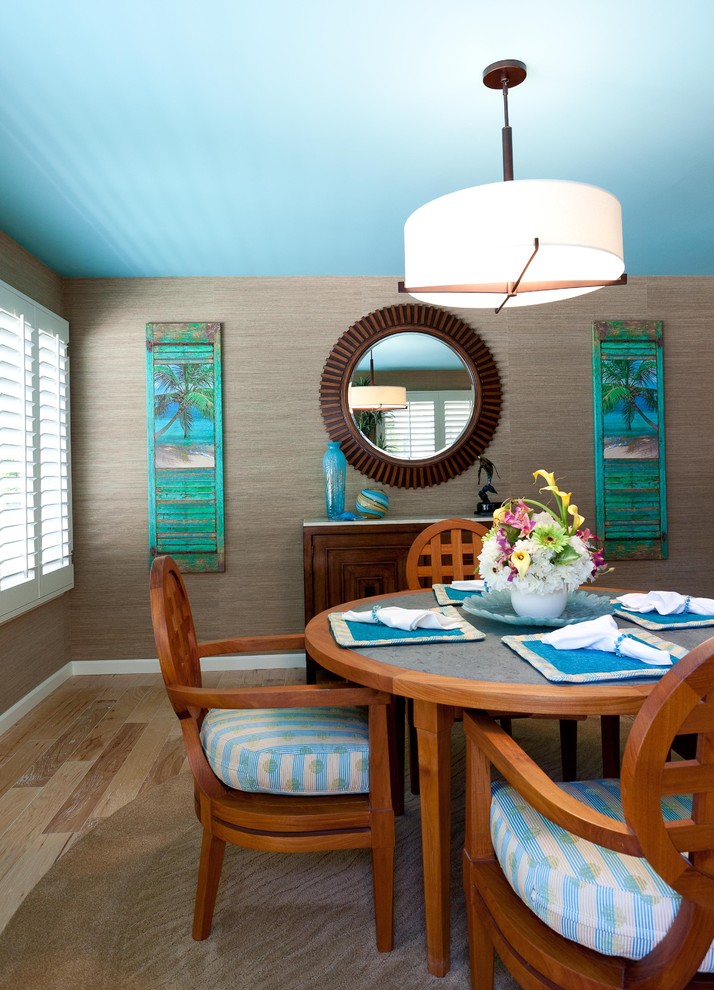 Immagine di una sala da pranzo tropicale con pavimento in legno massello medio