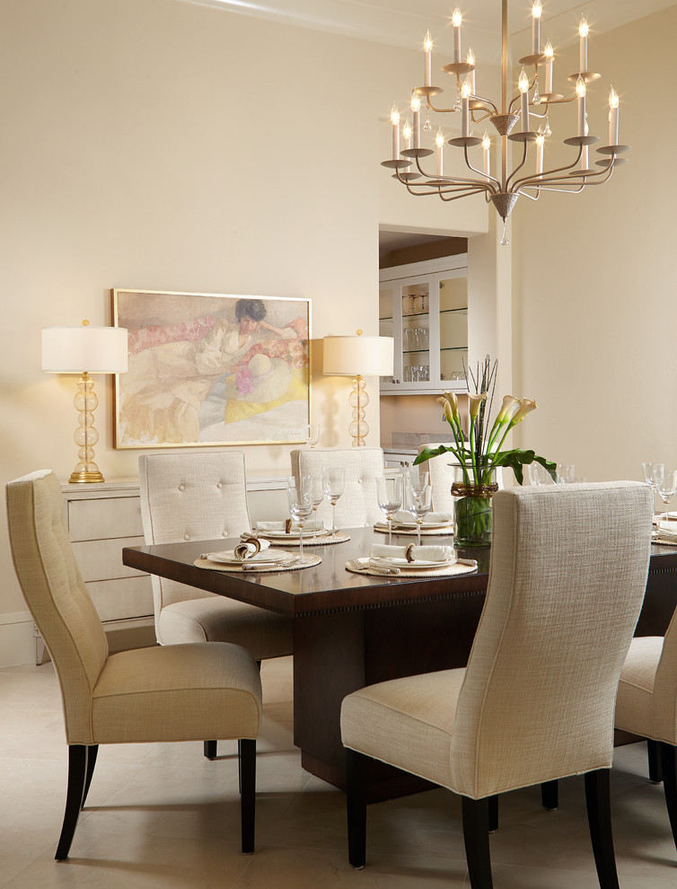 Idées déco pour une salle à manger classique avec un mur beige, un sol en carrelage de porcelaine et éclairage.