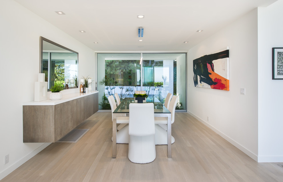 Modernes Esszimmer mit weißer Wandfarbe und hellem Holzboden in Los Angeles