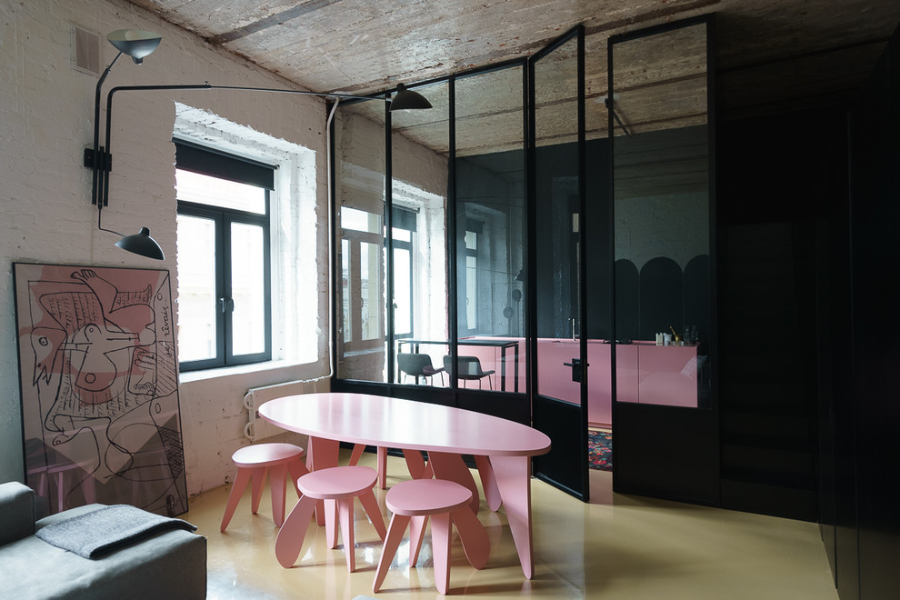 Idee per una sala da pranzo aperta verso la cucina scandinava con pareti nere, pavimento in cemento, nessun camino e pavimento beige