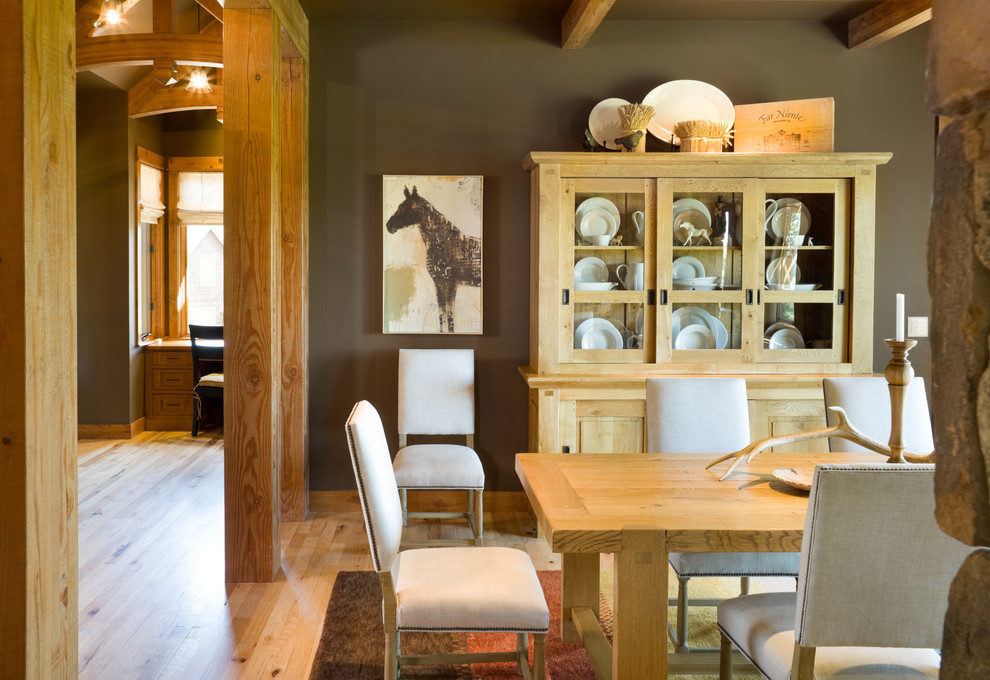Diseño de comedor rústico con paredes marrones y suelo de madera en tonos medios
