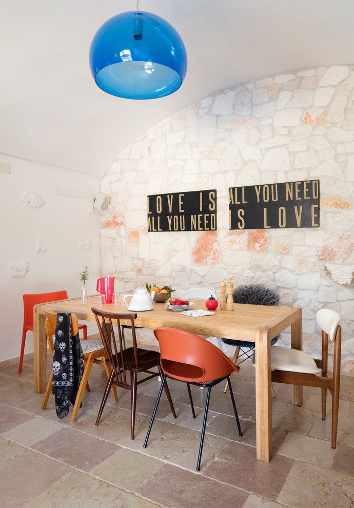 Ispirazione per una sala da pranzo mediterranea con pareti bianche