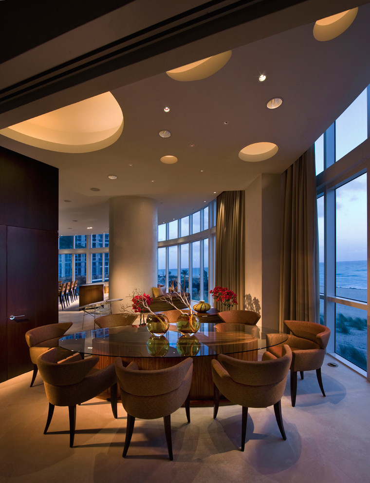 Foto di un'ampia sala da pranzo aperta verso il soggiorno contemporanea con pareti beige e pavimento beige