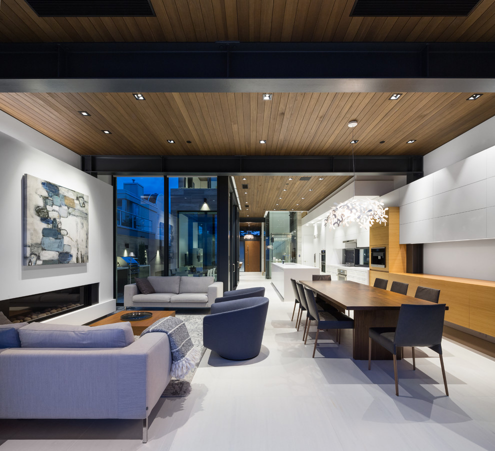Offenes, Kleines Modernes Esszimmer mit weißer Wandfarbe, Porzellan-Bodenfliesen und Gaskamin in Vancouver