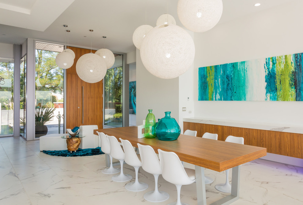 Idee per una grande sala da pranzo aperta verso la cucina stile marino con pareti bianche, pavimento bianco e pavimento in gres porcellanato