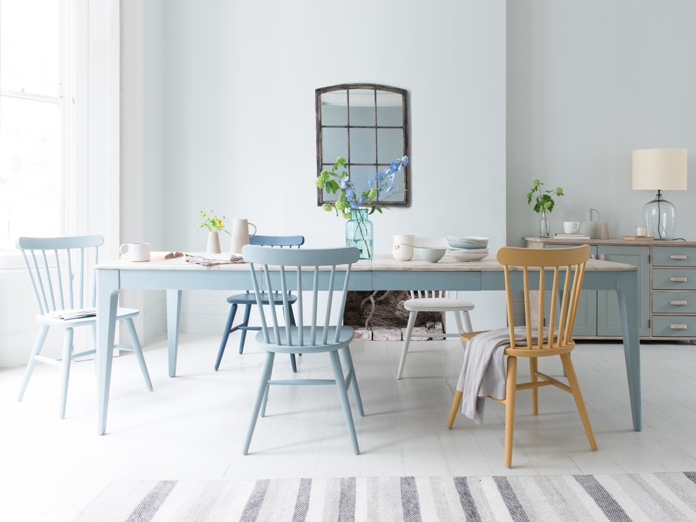 Esempio di una sala da pranzo costiera con pareti blu, pavimento in legno verniciato e pavimento bianco