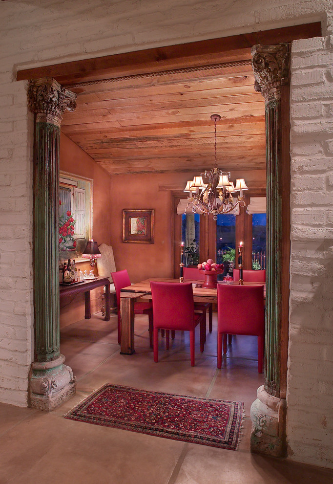 Esempio di una sala da pranzo stile rurale chiusa e di medie dimensioni con pareti marroni, pavimento in cemento e nessun camino
