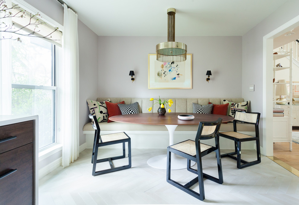 Idee per una sala da pranzo aperta verso la cucina eclettica di medie dimensioni con pareti viola, pavimento in gres porcellanato e pavimento beige