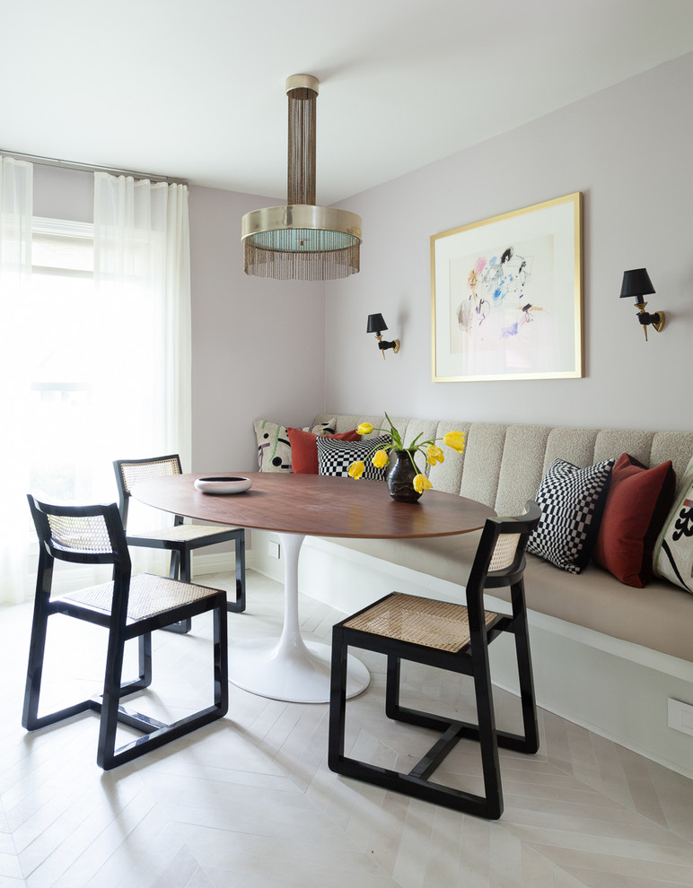 Mittelgroße Stilmix Wohnküche mit lila Wandfarbe, Porzellan-Bodenfliesen und beigem Boden in Austin