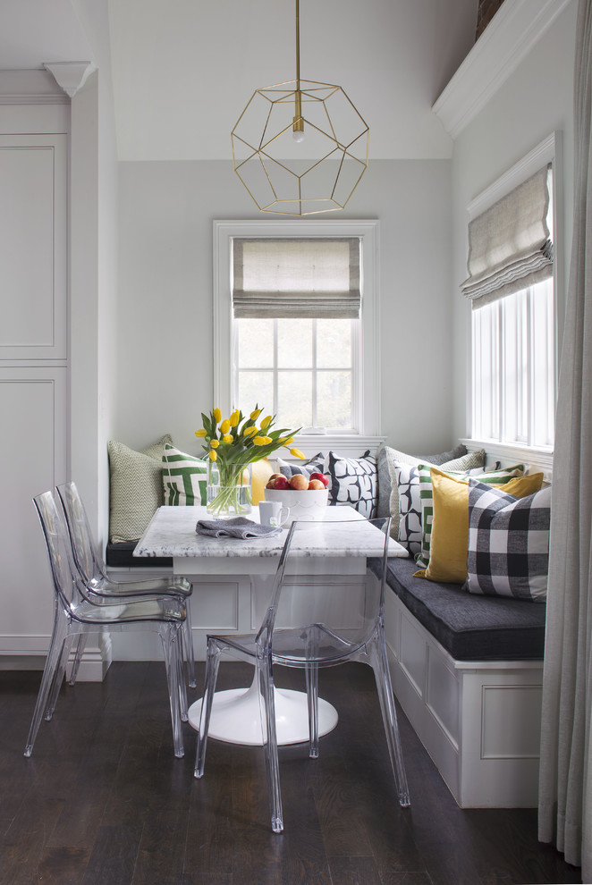 Ispirazione per una sala da pranzo aperta verso la cucina tradizionale con pareti bianche, parquet scuro e pavimento marrone